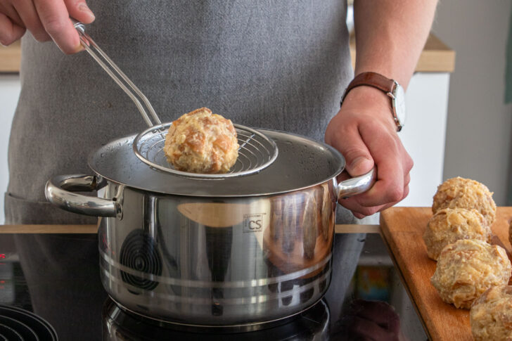 Laugenknödel im Topf garen