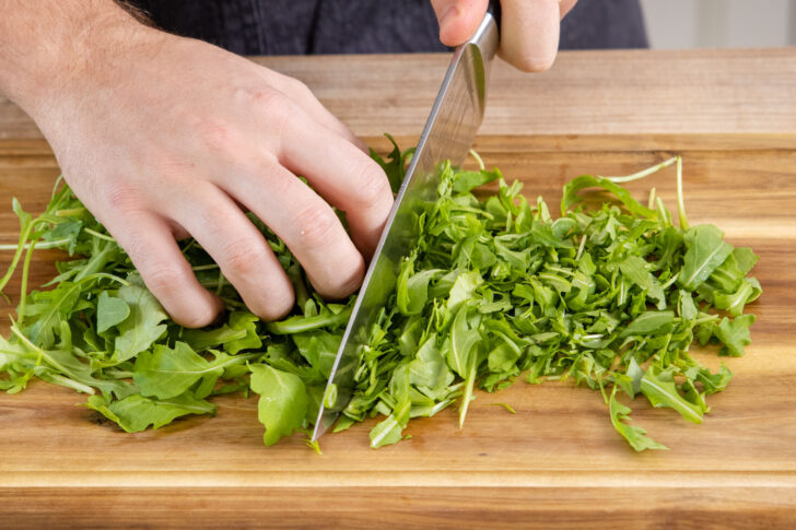 Rucola für den Linsensalat fein hacken