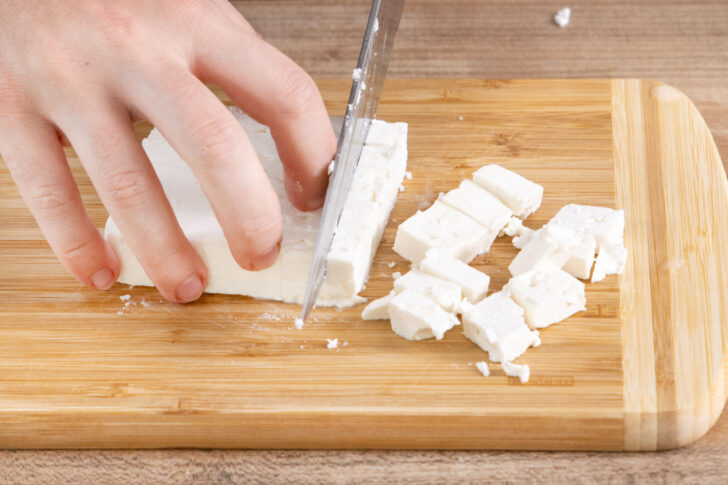 Feta in Würfel schneiden