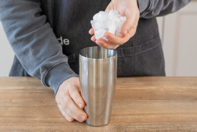 Eiswürfel in den Shaker geben
