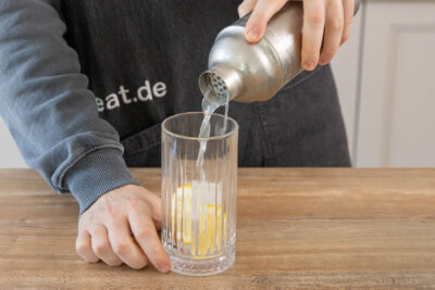 Cocktail ins Glas füllen