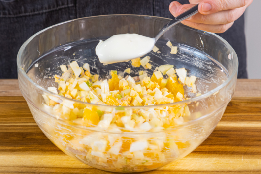 Naturjoghurt in die Schüssel geben