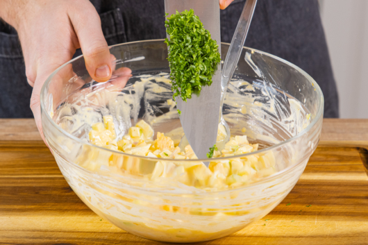 gehackte Petersilie zum Low Carb Eiersalat geben