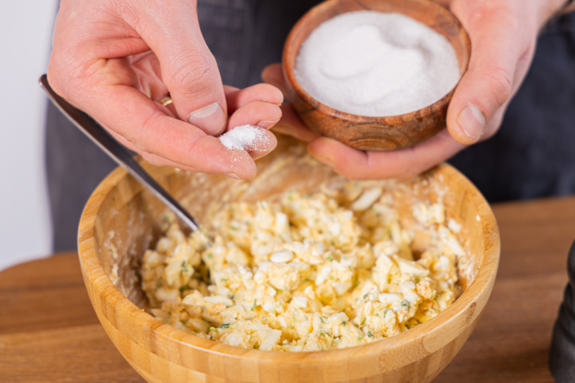Low Carb Eiersalat würzen