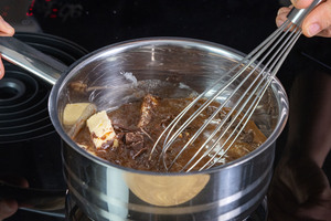 Schokolade mit Butter schmelzen