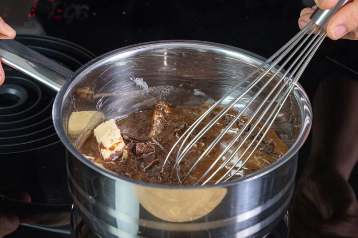 Schokolade mit Butter schmelzen