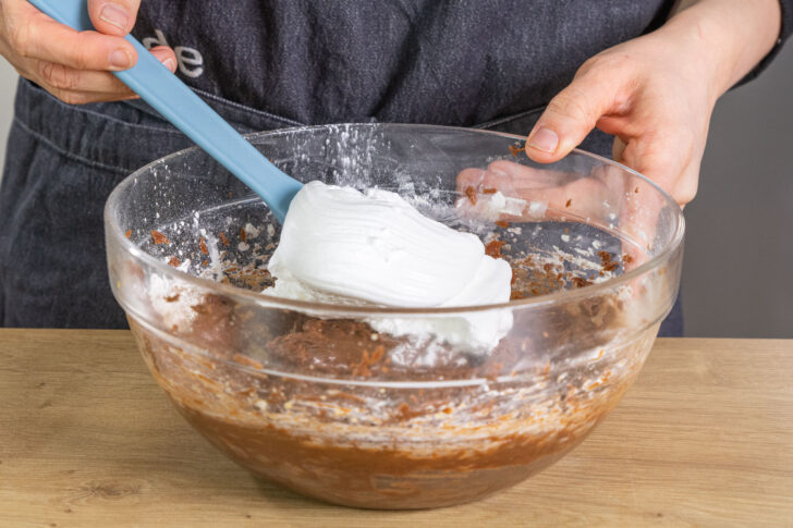 Eischnee unter den Teig heben
