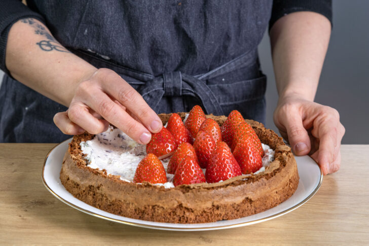 Erdbeeren auf den Maulwurfkuchen geben