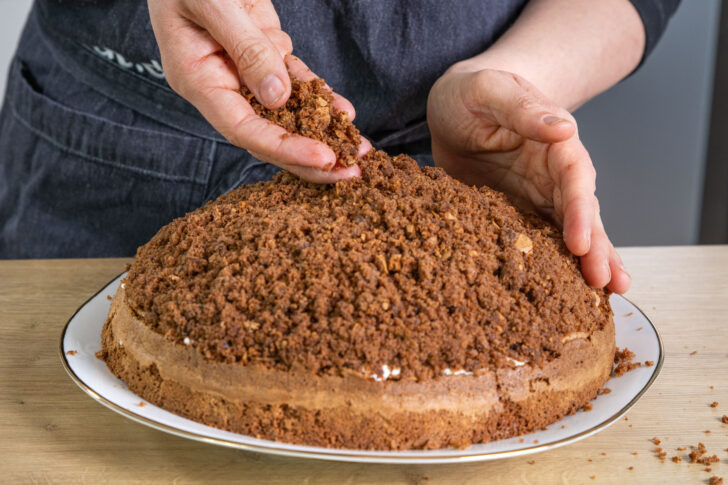 Maulwurfkuchen mit Teigbröseln bedecken