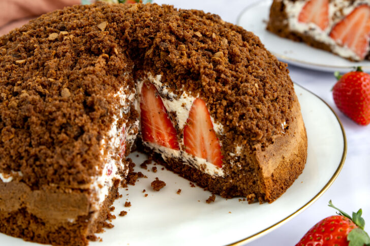 Maulwurfkuchen mit Erdbeeren