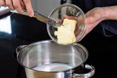 Butter in Topf geben