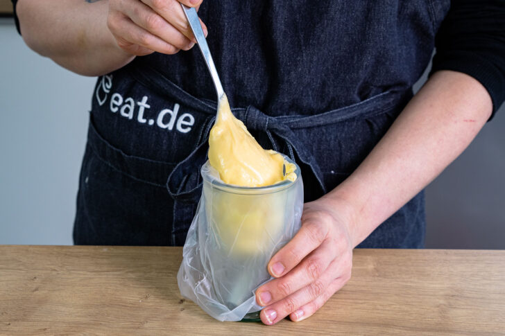 Brandteig in Spritzbeutel geben