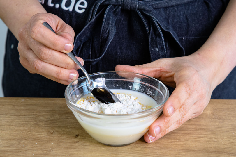 Puddingpulver mit Milch verrühren