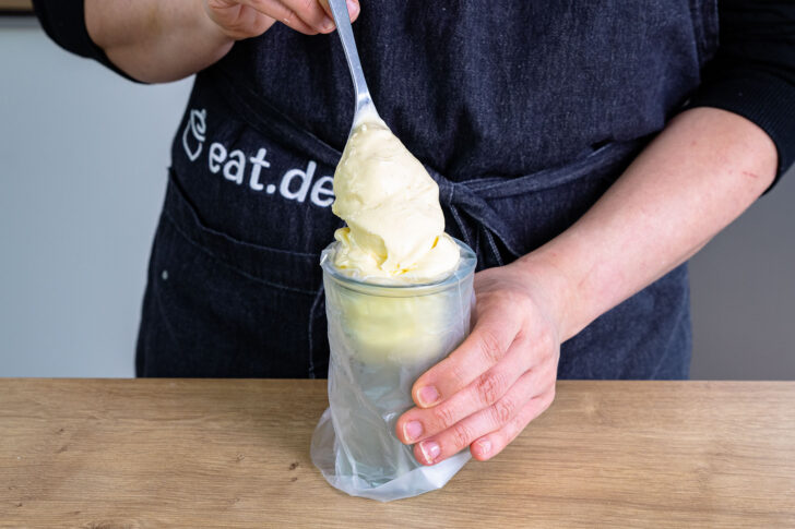 Creme in Spritzbeutel füllen