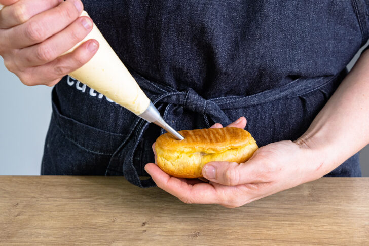 Creme in Mini Eclairs füllen