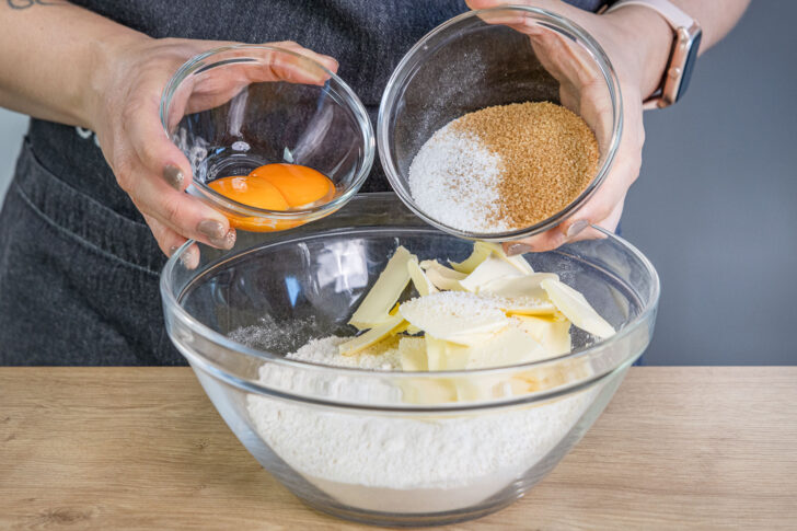 Zutaten für Mini-Nussecken mit Eischnee in die Schüssel geben