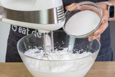 Eischnee mit Zucker steif schlagen