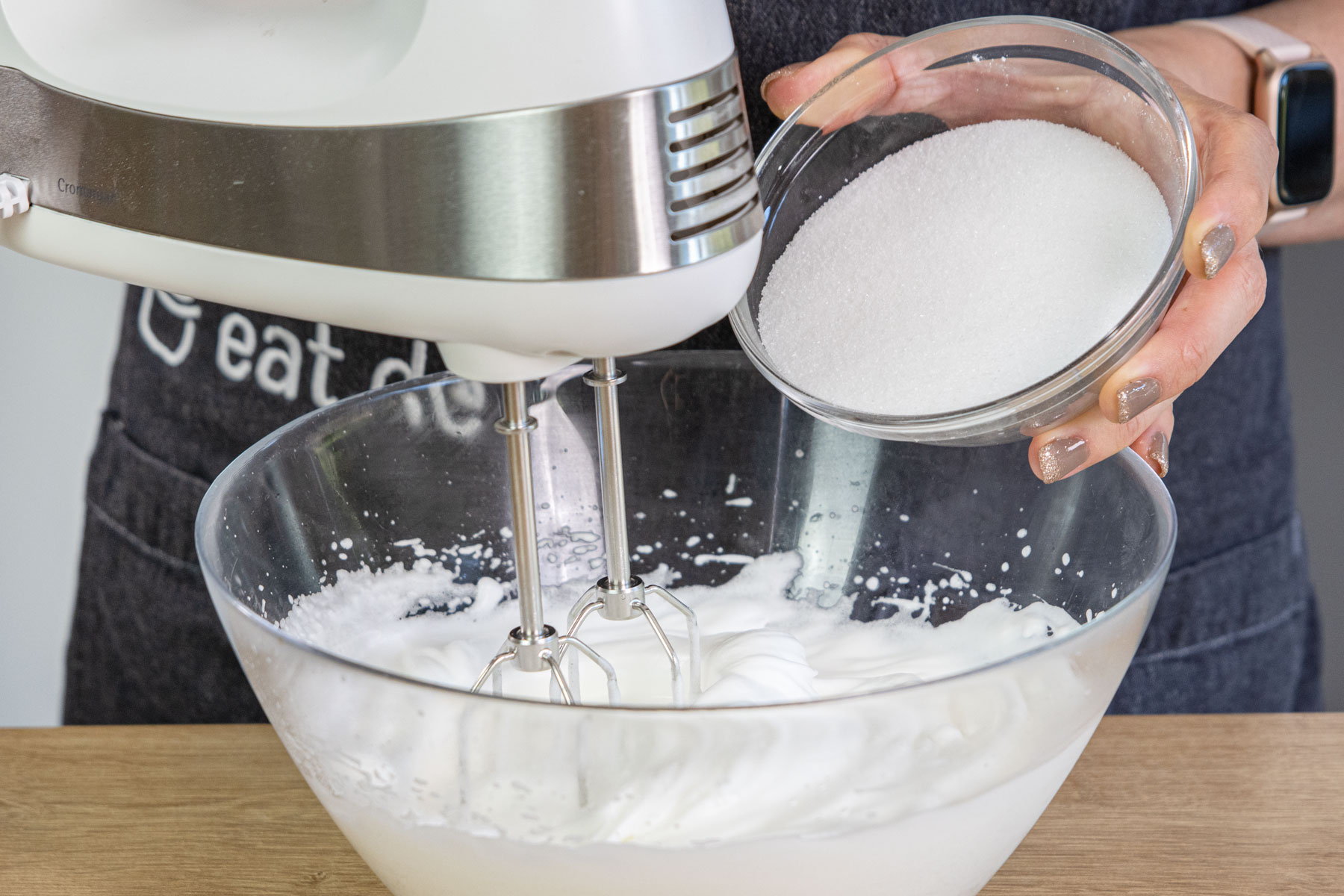 Eischnee mit Zucker steif schlagen