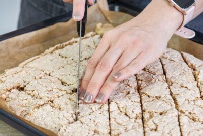 Mini-Nussecken mit Eischnee backen schneiden