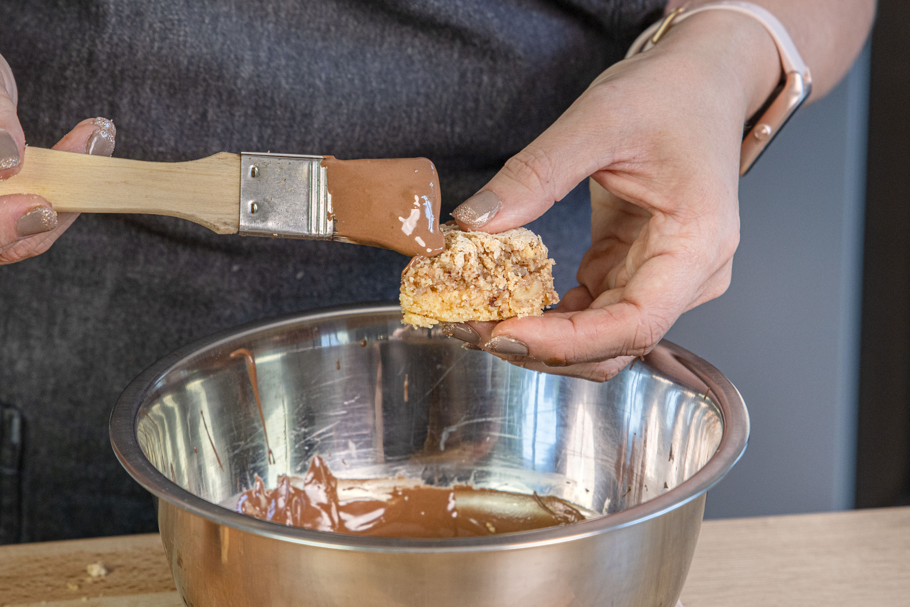Mini-Nussecken mit Eischnee backen mit Schokolade verziehren