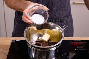 Zucker, Butter und Schokolade zusammen geben