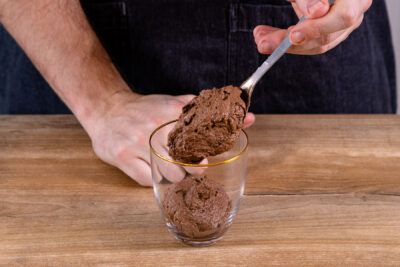 Mousse au Chocolat ohne Ei in Gläser füllen