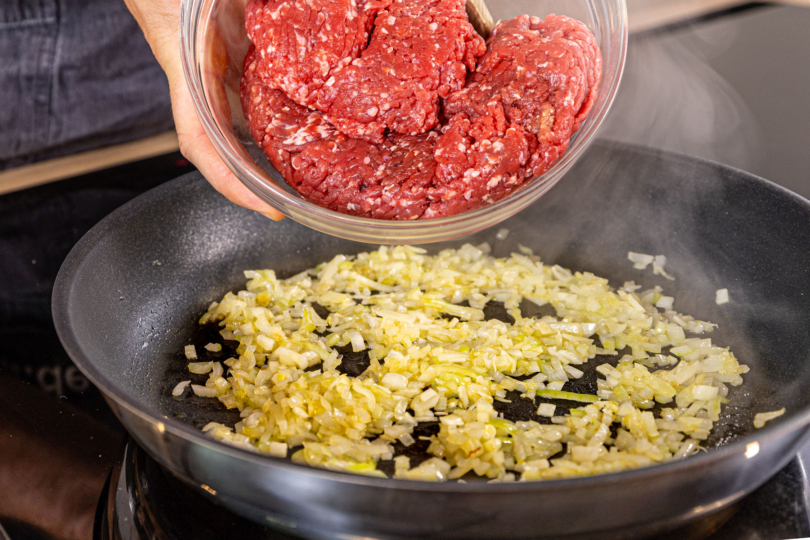Hackfleisch in Pfanne geben