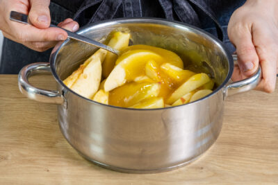 Apfelspalten und Weißweinpudding verrühren