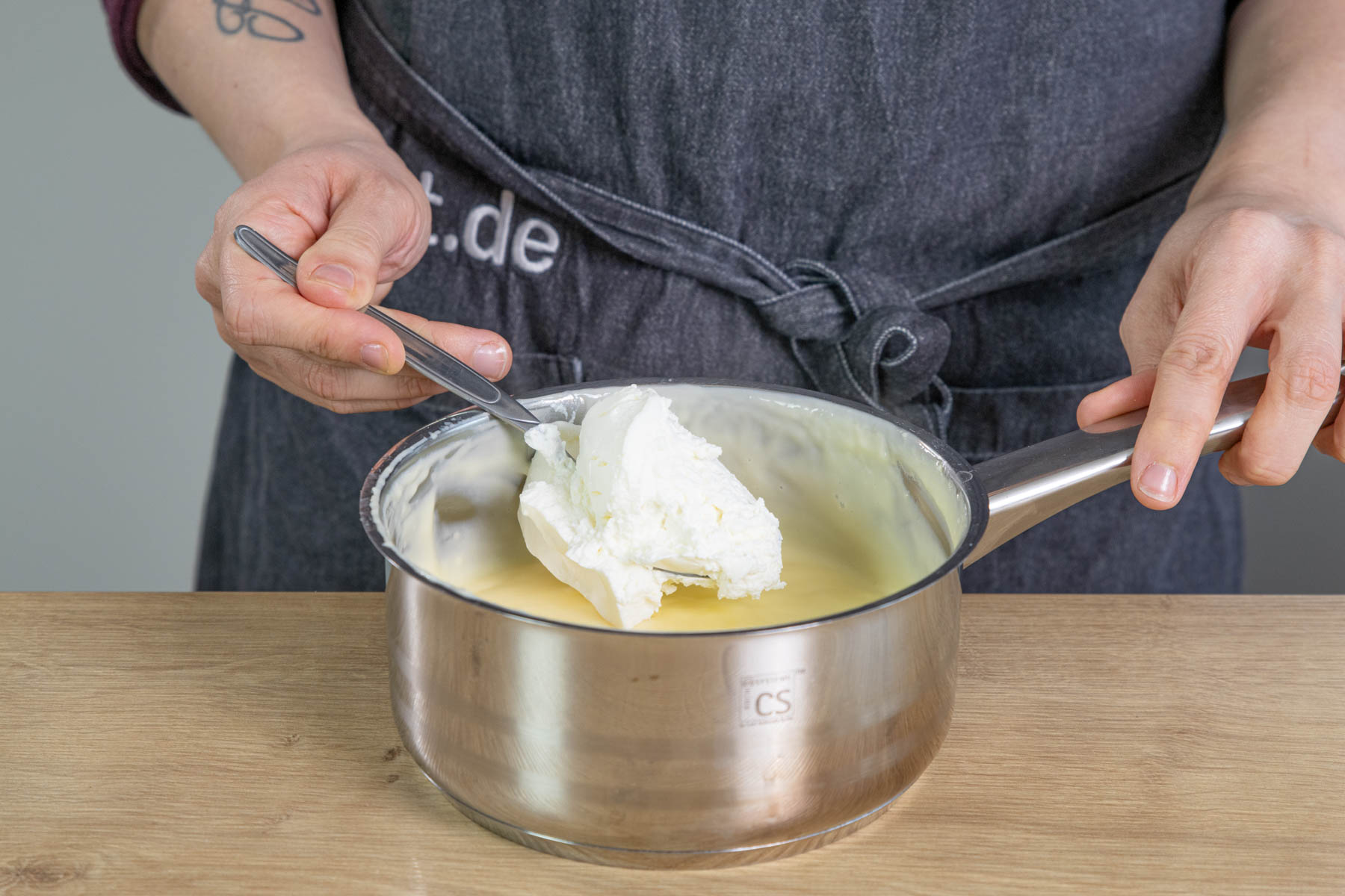 Quark mit dem Pudding mischen