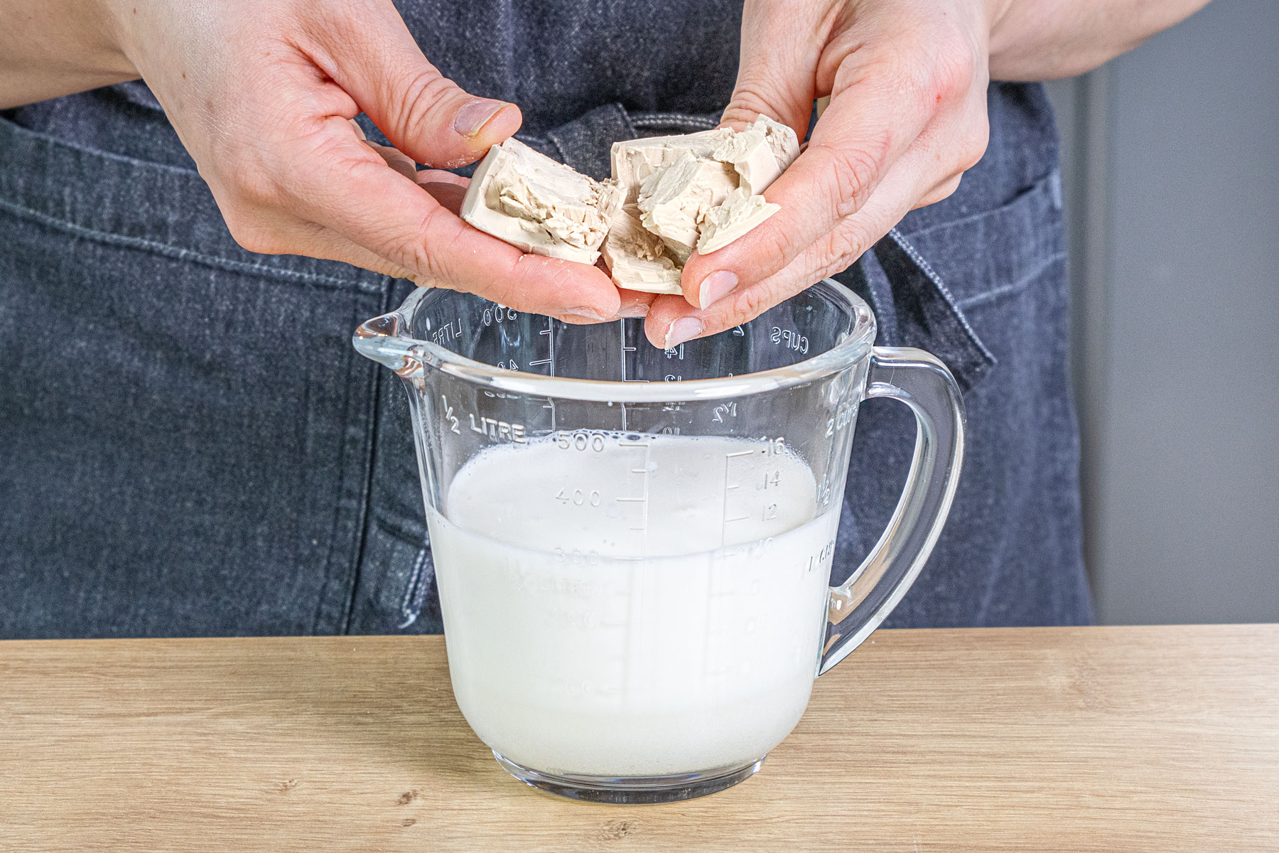 Hefe in Milch auflösen