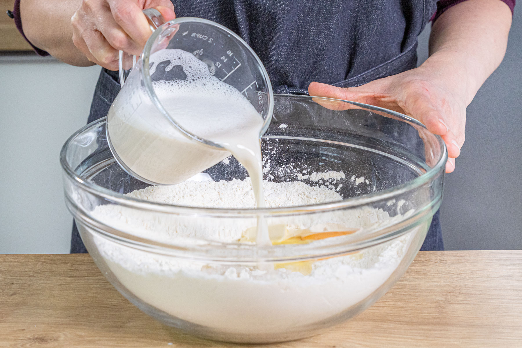 Milch dazugießen