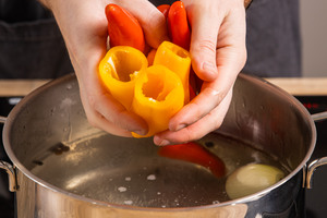Spitzpaprika in einen Topf mit Wasser geben