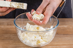 Feta und Frischkäse in einer Schüssel verrühren