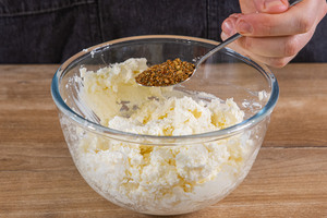 italienische Kräuter zur Feta-Frischkäse-Mischung geben