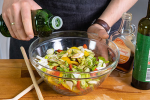 Olivenöl & Ahornsirup & Balsamico an Paprikasalat geben