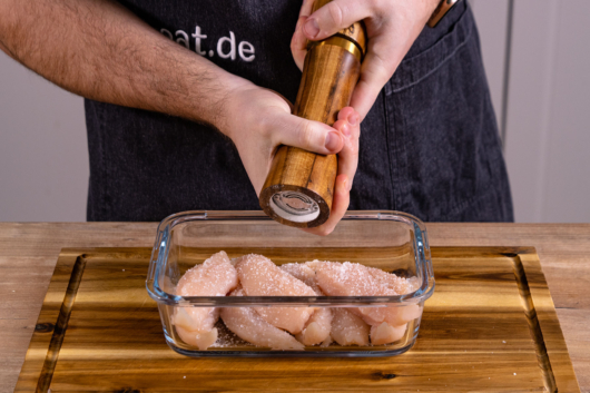 Hähnchenbrustfilets salzen & pfeffern