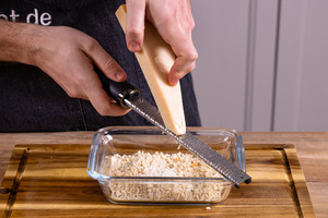 Parmesan reiben