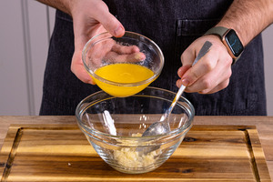 geschmolzene Butter dazugeben