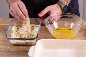 Hähnchenbrust in Parmesan-Panade wälzen