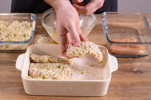 Hähnchenbrust mit Parmesan-Kruste in Auflaufform legen