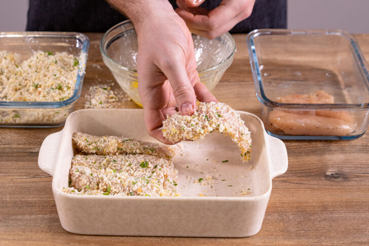 Hähnchenbrust mit Parmesan-Kruste in Auflaufform legen