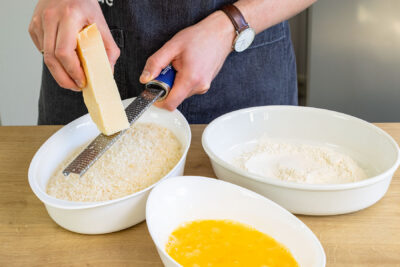 Parmesan reiben