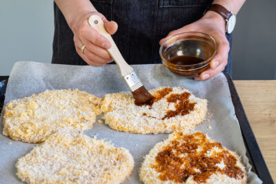Parmesan-Hähnchen mit Ölmischung bestreichen