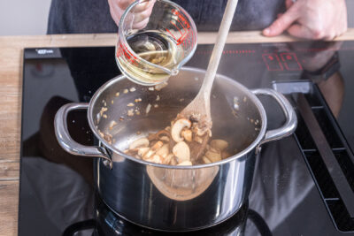 Pilzgulasch mit Weißwein ablöschen