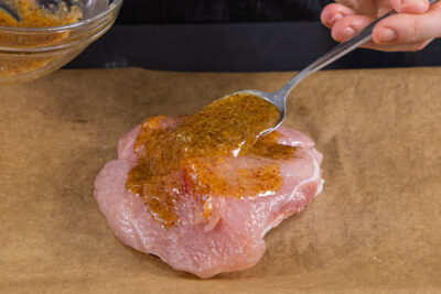 Putenbrust mit der Marinade bestreichen