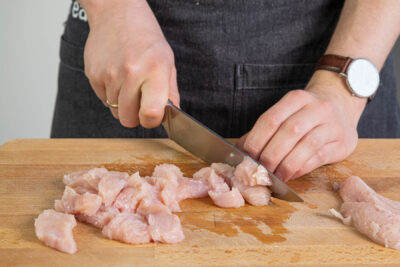 Putenfleisch in Streifen schneiden