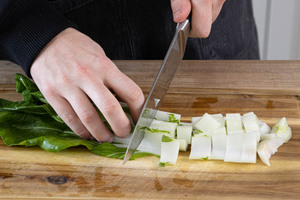 Pak Choi in mundgerechte Stücke schneiden