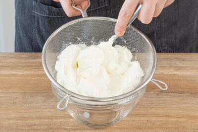 Quark abtropfen lassen