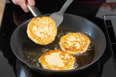 Quarkkeulchen ohne Kartoffeln in der Pfanne ausbacken