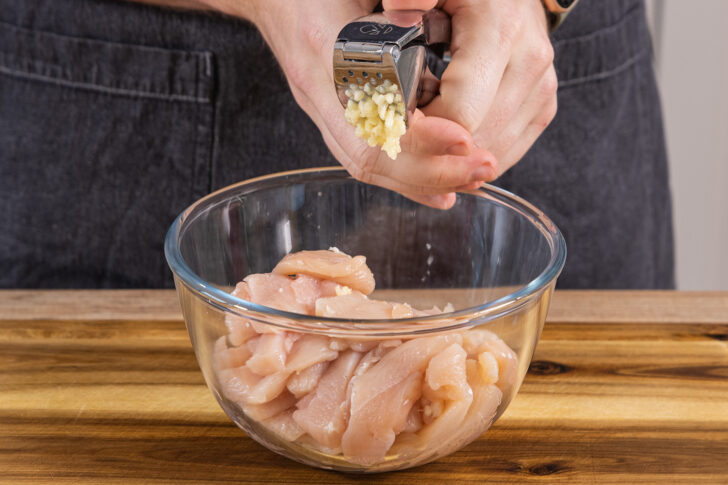 gepressten Knoblauch zur Hähnchenbrust geben
